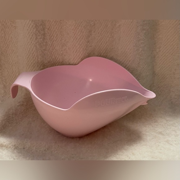 New POURfect Set of 2 Spill Poof Bowls w/Measurements inside of bowl - Picture 6 of 7